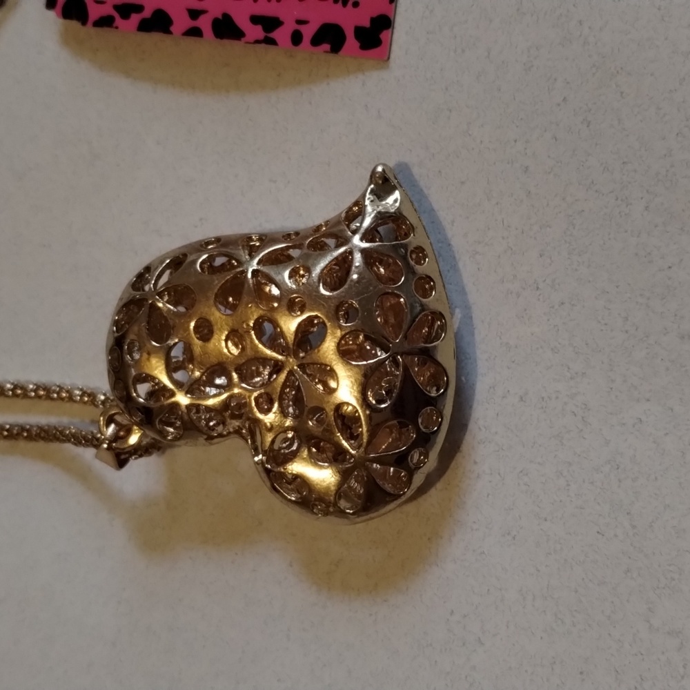 Betsey Puffed Heart Necklace! - Picture 4 of 7